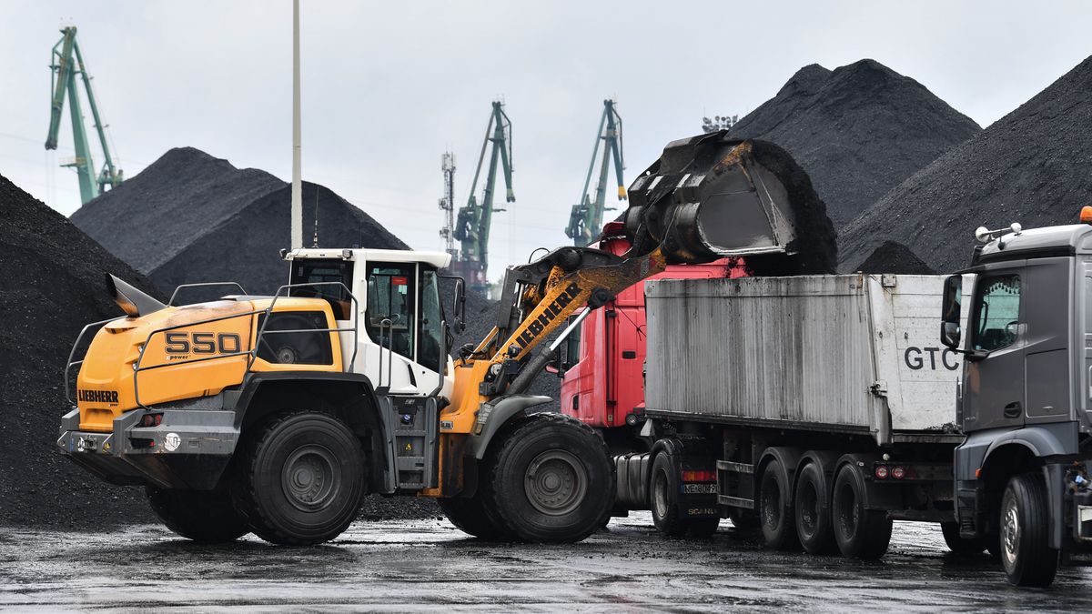 wy�adunek w�gla
Gda�sk, 28.09.2022. Wy�adunek w�gla podczas konferencji dot. importu w�gla przez Grup� PGE, 28 bm. na nabrze�u Dworzec Drzewny w Gda�sku. (mr) PAP/Jan Dzban
Jan Dzban
dworzec drzewny, Grup PGE, import, konferencja, nabrze�e, Polska Grupa Energetyczna, porcie, port, roz�adunek, w�giel, w�gla, wy�adunek, ha�da, maszyna, maszyny, sprz�t