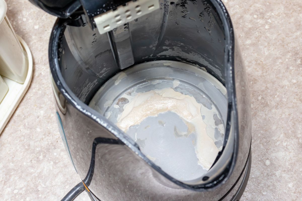 Zamiast wyrzucać do śmieci wrzuć do czajnika. Pomogą usunąć kamień