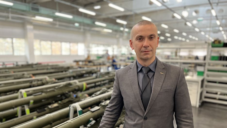 Hala montażowa zestawów przeciwlotniczych Piorun. Na fot. Zbigniew Drabik,dyrektor Dywizji Rakietowej Mesko w Skarżysku-Kamiennej.