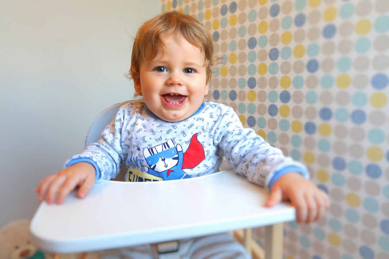 Dziecku warto dać coś smacznego do zjedzenia.