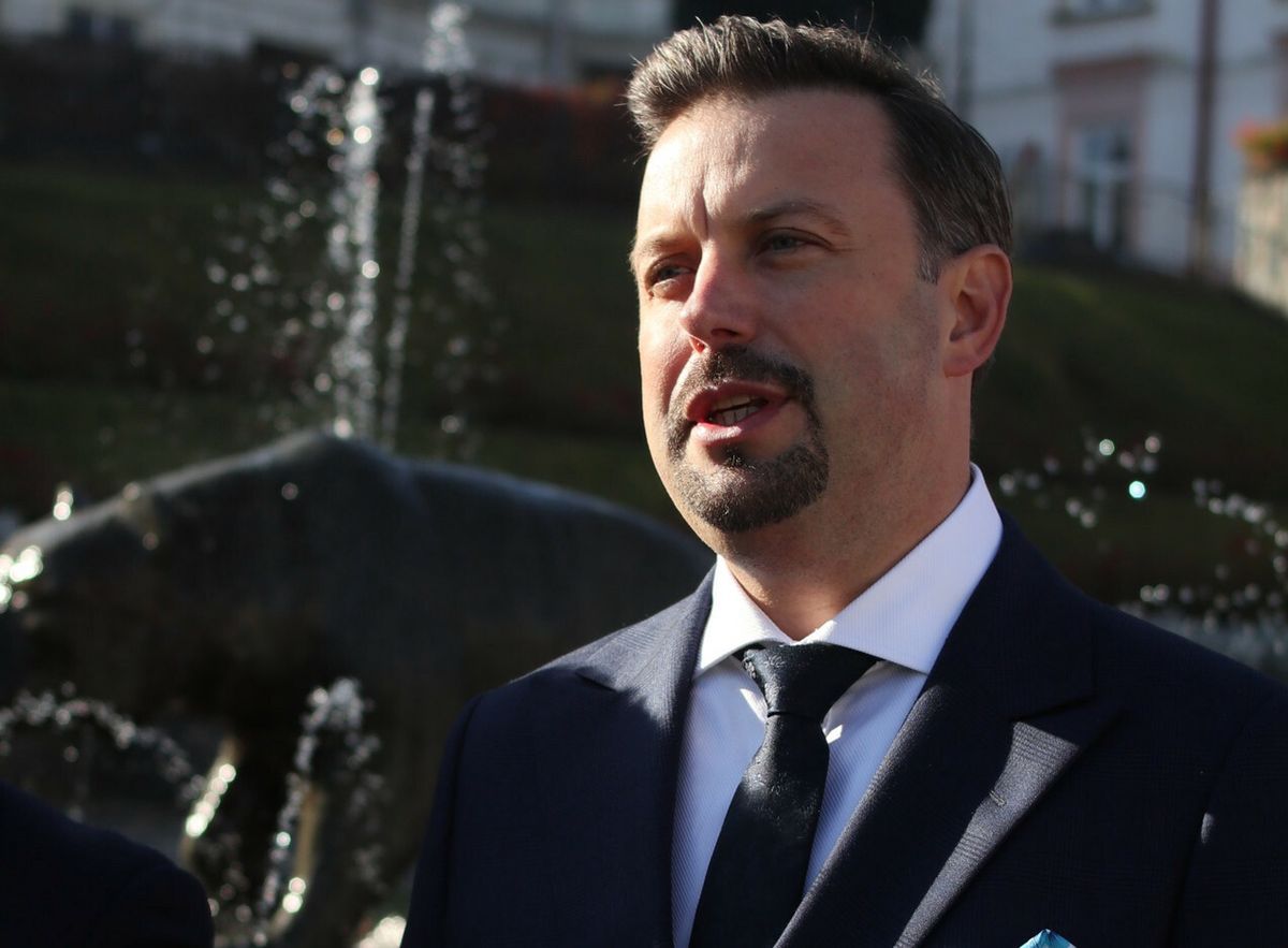 Rafał Piech, prezydent Siemianowic Śląskich, stwierdził, że szczepionki na COVID-19 nie działają. Orzekł to na podstawie sześciu przypadków z miejskiego szpitala 