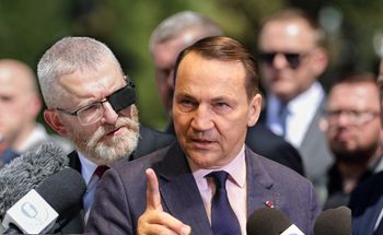 Spór o ludzi Brauna na RBN. Sikorski odpowiedział Nawrockiemu