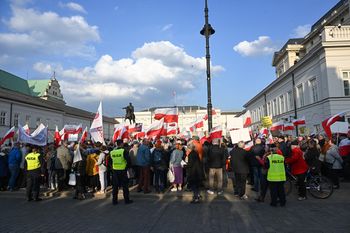 Pikieta przed Pałacem Prezydenckim. "Chrońmy pana prezydenta"