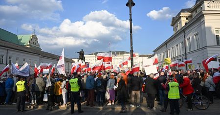 Pikieta przed Pałacem Prezydenckim. "Chrońmy pana prezydenta"