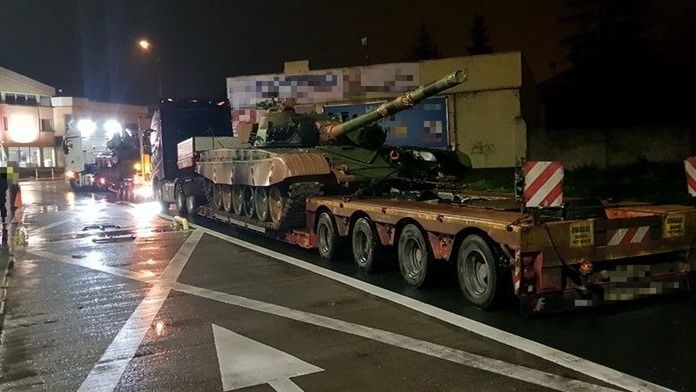 Widać, że czołg po prostu wystaje z naczepy