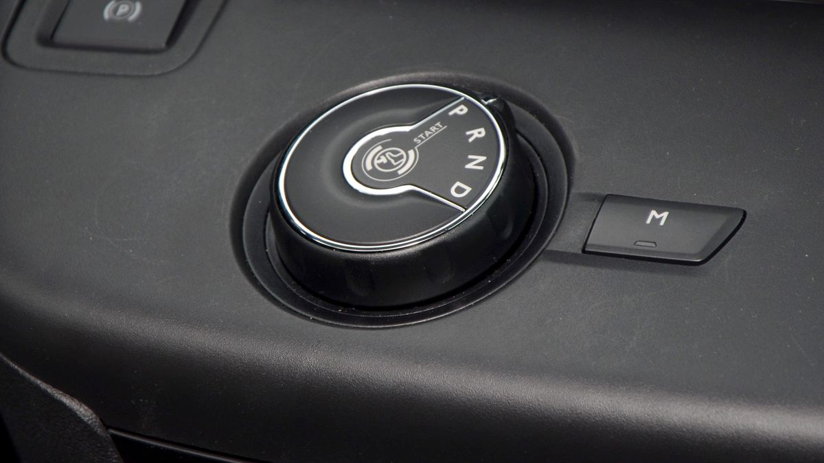 Takie pokrętło zamiast dźwigni zmiany biegów pojawia się coraz częściej nawet w tańszych samochodach. Automaty z czasem niemal całkowicie wyprą manuale.