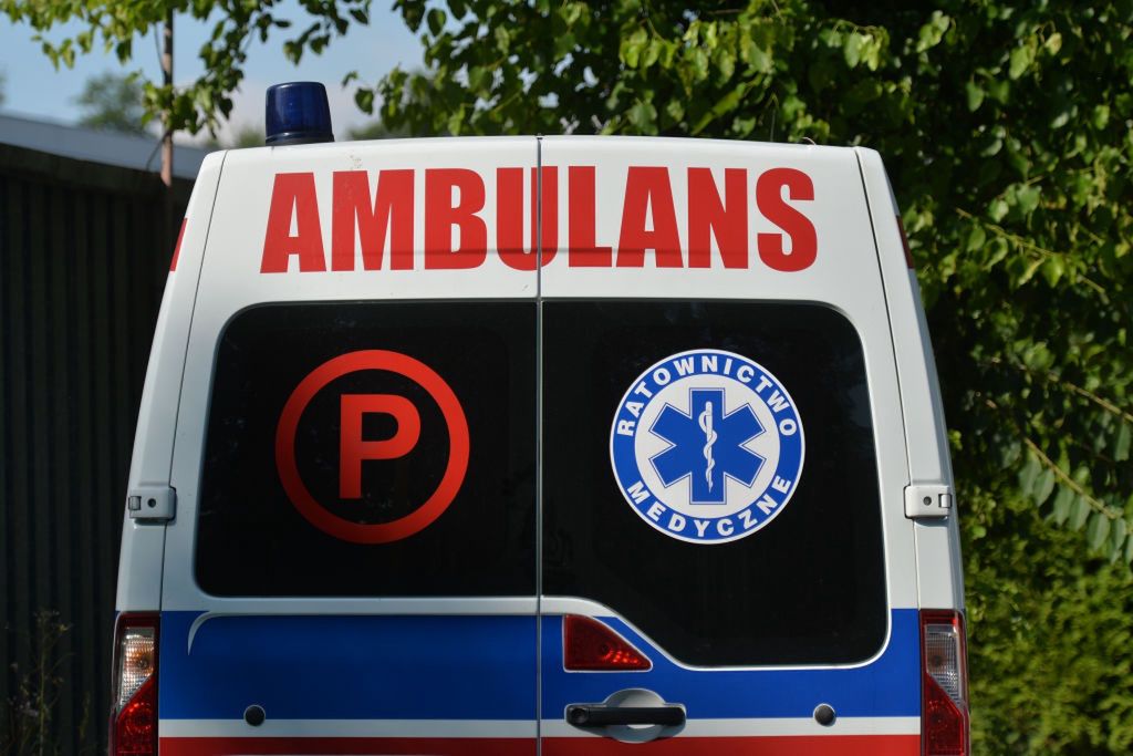 Samochód przejechał leżącego na jezdni mężczyznę 