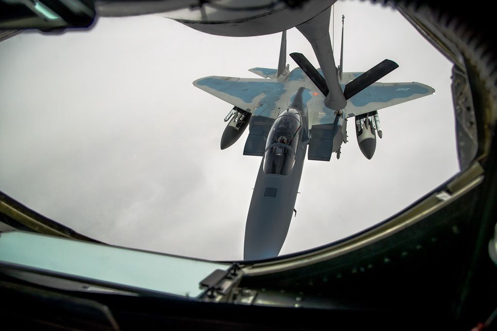 F-15EX w czasie prób tankowania w locie z latającej cysterny KC-135