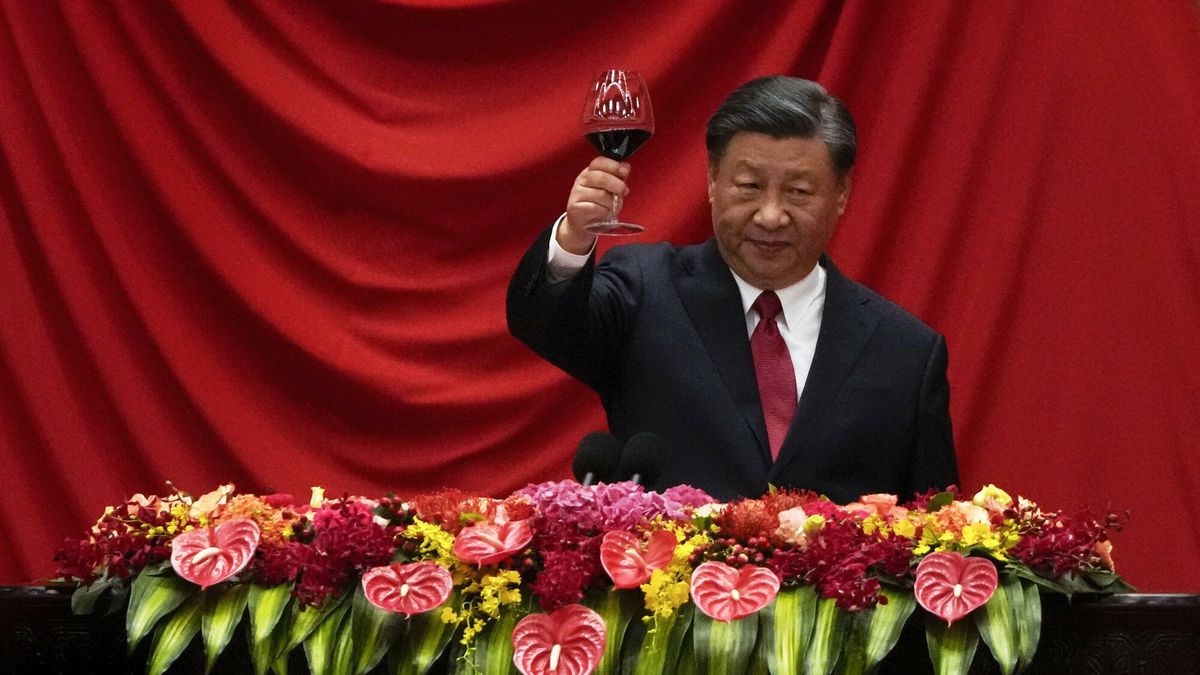 Archiwum zagraniczne East News 2023-09
Chinese President Xi Jinping makes a toast after delivering his speech at a dinner marking the 74th anniversary of the founding of the People's Republic of China at the Great Hall of the People in Beijing, Thursday, Sept. 28, 2023. (AP Photo/Andy Wong, Pool)
Andy Wong
