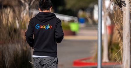 Programista Google z pokolenia Z mówi, że płacą mu za nic. Pisze kod godzinę dziennie, a potem zaczyna drugą pracę