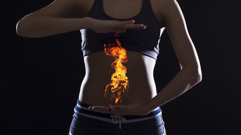 Nadkwasota żołądka objawia się zgagą i odbijaniem kwaśnej treści żołądka