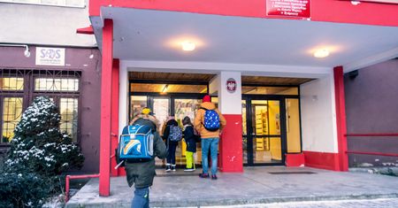 Powrót do szkół. Pierwszy dzień nauki stacjonarnej. "Dziecko płakało ze szczęścia"