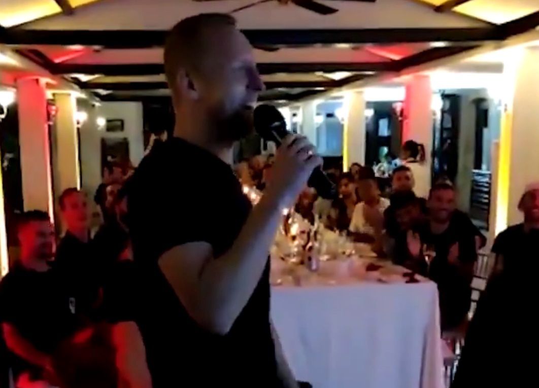 Reprezentant Polski zintegrował się z nowymi kolegami. Został gwiazdą karaoke