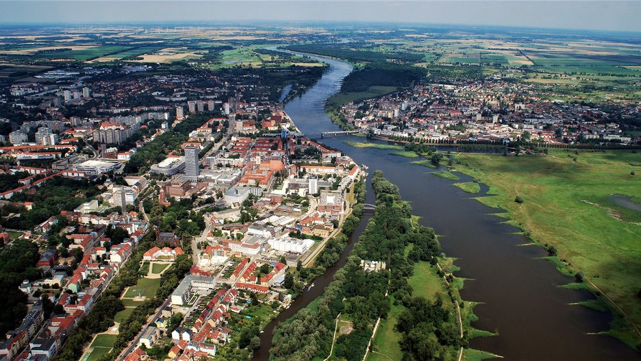Niemiecki Frankfurt nad Odrą i polskie Słubice, przedzielone przepływającą graniczną rzeką