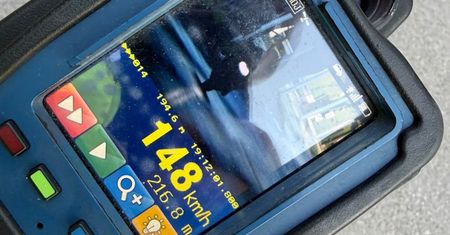 148 km/h na Świętokrzyskiej w Ostrowcu. Motocyklista bez uprawnień, do tego recydywa
