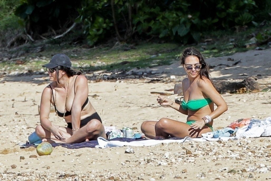 42-letnia Jessica Alba relaksuje się z trójką dzieci na hawajskiej plaży