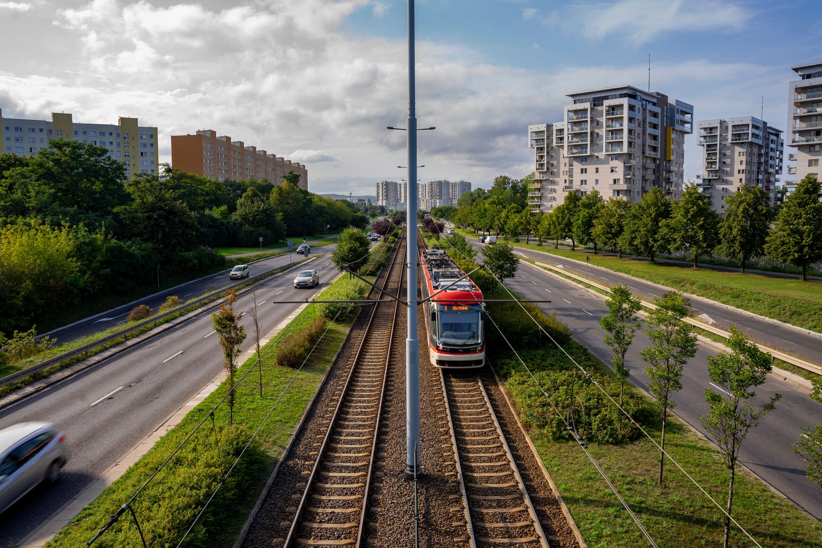tory, tory tramwajowe, transport, transport miejski, tramwaj, transport publiczny, miasto, budynki, ulica, ruchoma ulica, asfalt, podróże, turystyka, budynki mieszkalne, droga, miejski, architektura, przewóz, podróż, ruch drogowy, przewozy, niebo, krajobraz miasta, drapacz, auta