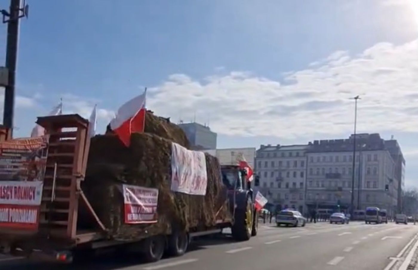"Czołg" na ulicach Warszawy. Nagranie z marszu niesie się po sieci
