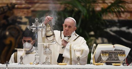 Wielki Czwartek. Media: Papież Franciszek odprawił mszę w domu ukaranego kard. Becciu