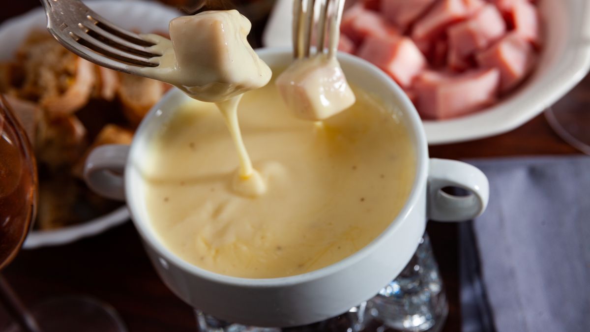 Serowe fondue to jest z tradycyjnych dań kuchni szwajcarskiej