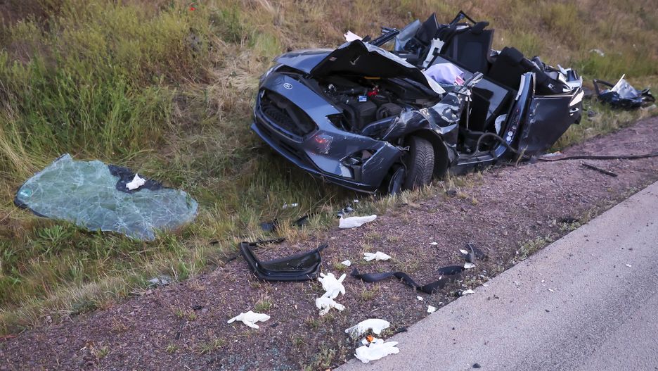 Niemcy. Dramat na autostradzie. 3 osoby nie żyją, 19 jest rannych. Na zdjęciu jedno z aut biorących udział w wypadku na A14 