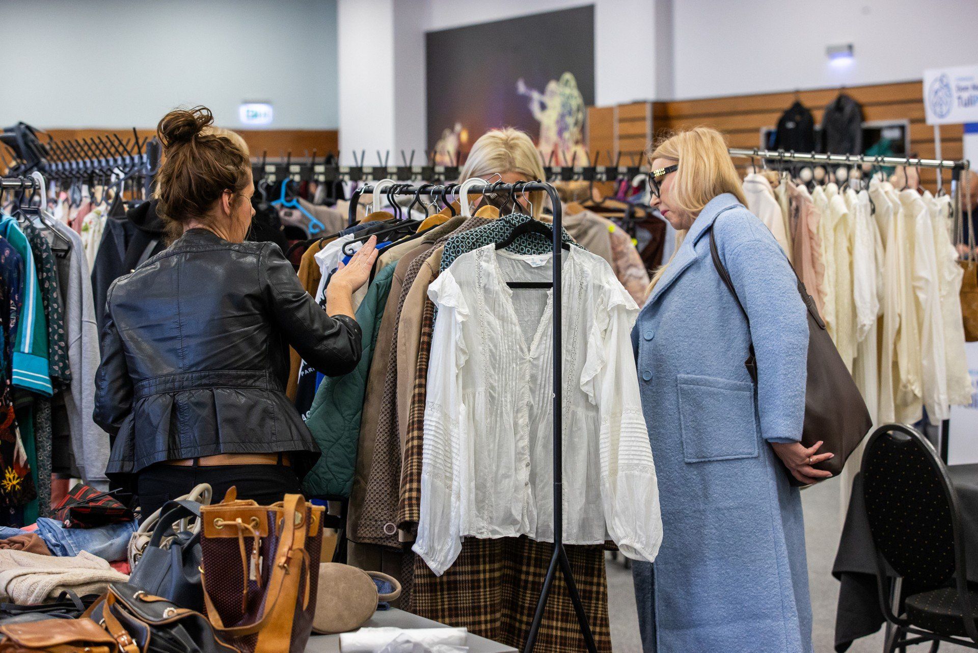 Dla odwiedzających stoiska to był nie tylko dobry moment, by odświeżyć garderobę, ale także, by poszukać nowych inspiracji modowych. Bo trzeba wiedzieć, że Bydgoski Bazar to miejsce, gdzie moda łączy się z ekologią, a pasja spotyka z designem.
