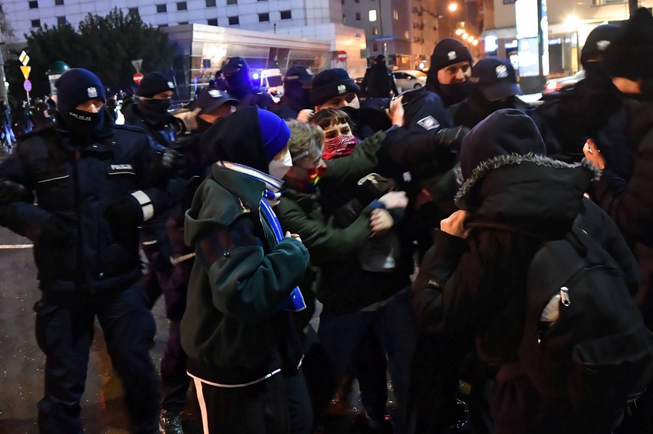 Strajk Kobiet w Warszawie. Kilkanaście osób zatrzymanych. Ranny został policjant