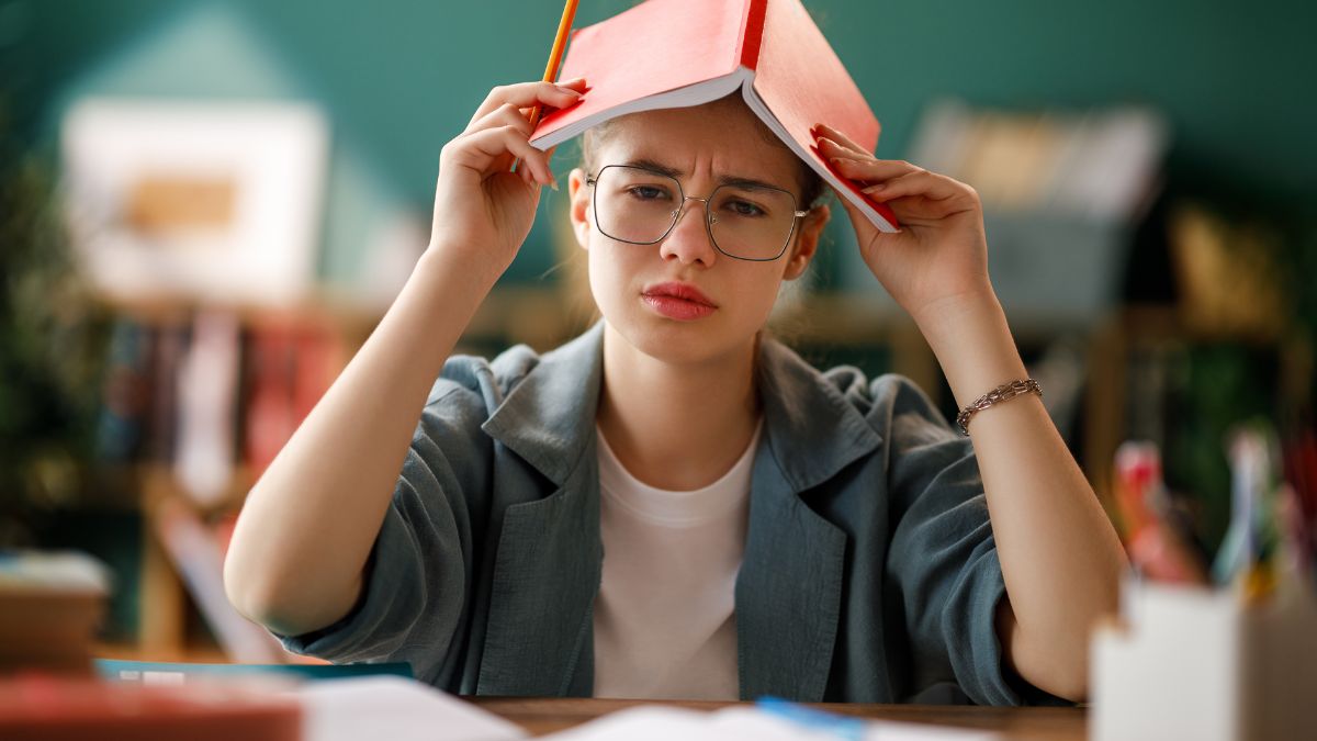 Nauczyciele nadal zadają prace domowe. Wielu z nich stawia oceny