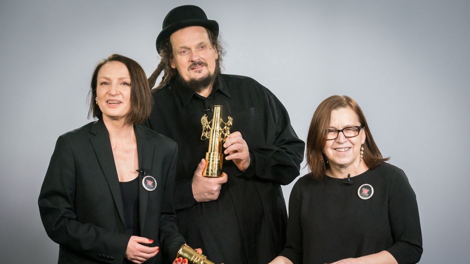 Reżyser Mariusz Wilczyński i producentki Agnieszka Ścibior i Ewa Puszczyńska ze Złotymi Lwami za film "Zabij to i wyjedź z tego miasta".