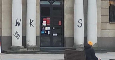 Akt wandalizmu w centrum Lublina. Kibolskie napisy na budynku Poczty Polskiej i budce Jarmarku Świątecznego