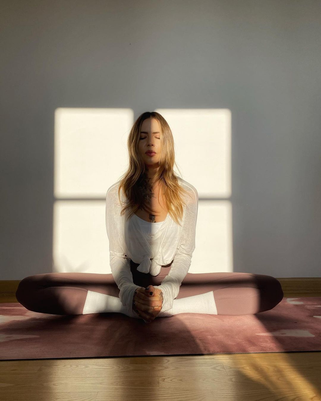 Roznegliżowana Maja Sablewska ćwiczy jogę i medytuje