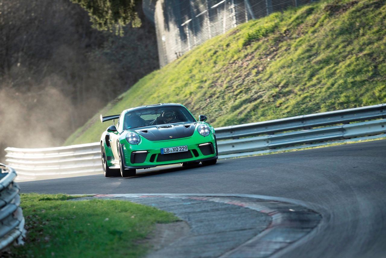 Porsche 911 GT3 RS jest w pierwszej trójce najszybszych samochodów drogowych na Nurburgringu, jakie obecnie można jeszcze kupić.