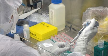 Koronawirus: szczepionka pojawi się później niż sądzono. Specjalista od HIV zabrał głos