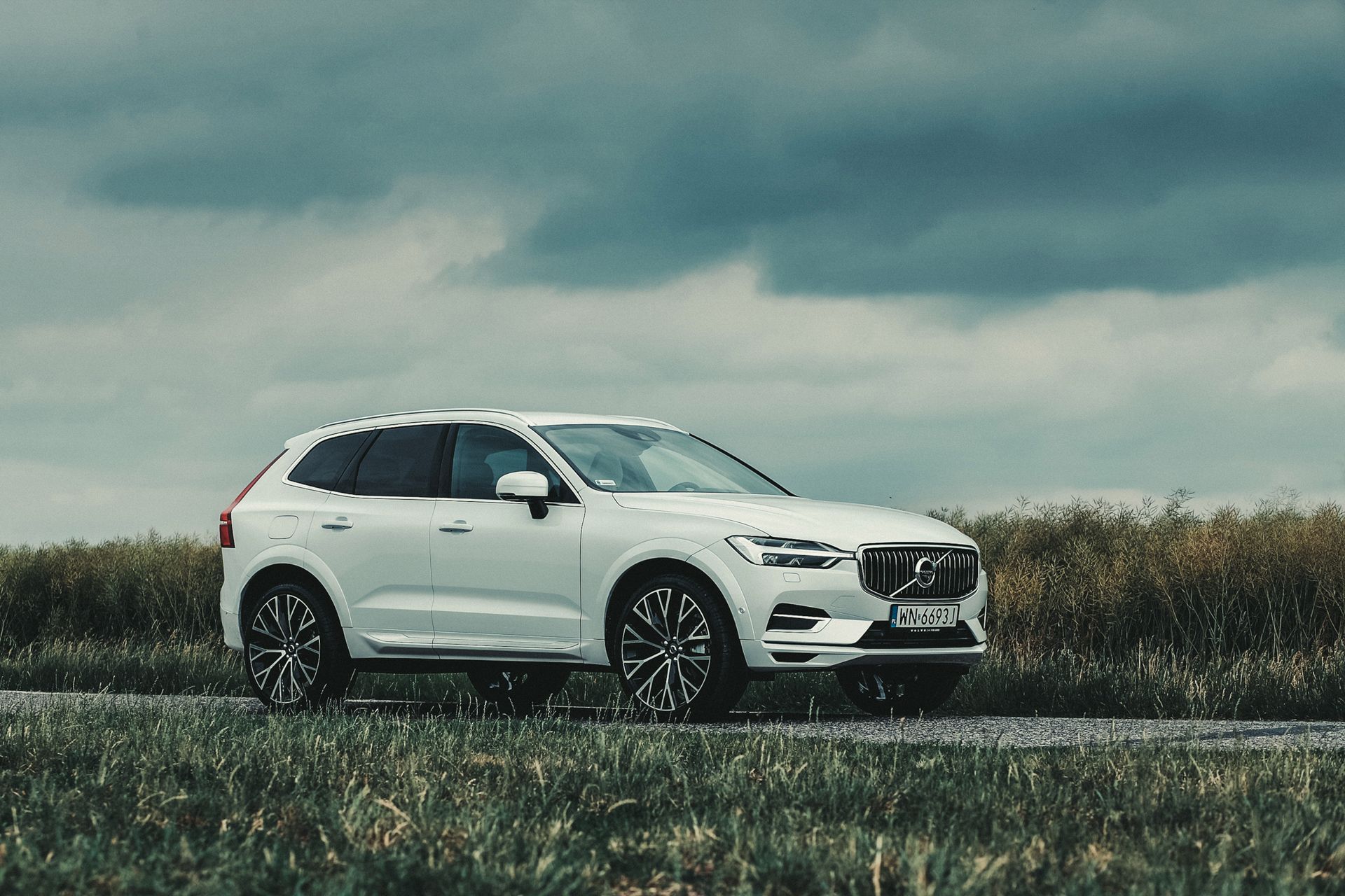 Miejskie bulwary i łono natury. XC60 pasuje wszędzie.