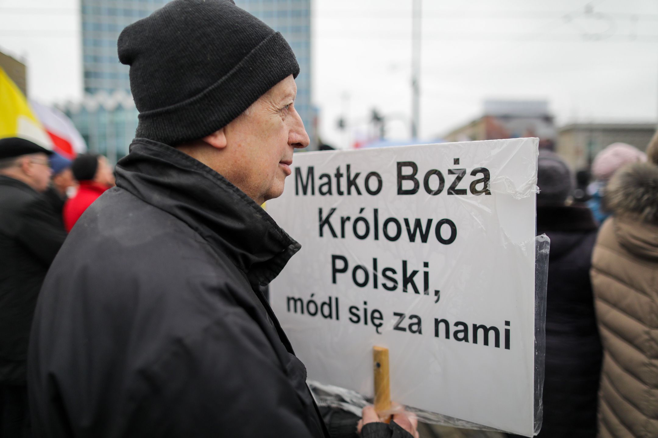 Warszawa, 02.04.2023. Narodowy Marsz Papieski w rocznicę śmierci Jana Pawła II, 2 bm. w Warszawie. Marsz przejdzie ulicami: Marszałkowską, Królewską, Placem Piłsudskiego, Krakowskim Przedmieściem do Katedry Archidiecezjalnej przy ul. Świętojańskiej 8. (ad) PAP/Albert Zawada