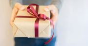Jak zapakować prezent? Proste i szybkie porady dotyczące pakowania podarunków