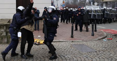 W ruch poszły kamienie i petardy. Ranni policjanci, zatrzymani rolnicy
