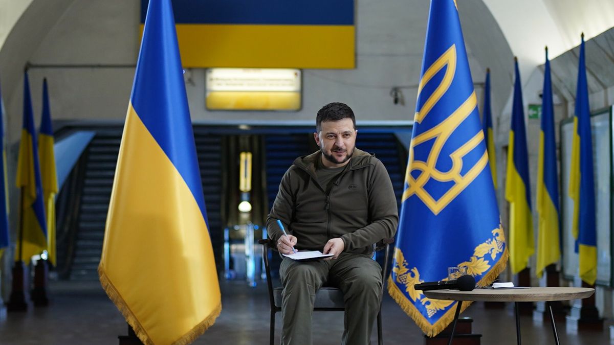 Konferencja Prezydenta Ukrainy Wolodymyra Zełenskiego na jednej z kijowskich stacji metra.