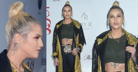 Zdziwiona Karolina Gilon z praktyczną sakiewką na brzuchu
