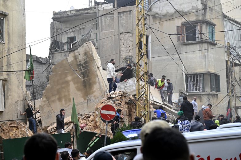 Israeli military strikes hit Beirut 's southern suburb of Dahieh
epa11741631 Rescuers search the rubble of a building following an Israeli airstrike on Al-Nuwairi area, Beirut, Lebanon, 26 November 2024. According to the Lebanese Ministry of Health, more than 3,750 people have been killed and more than 15,650 others injured in Lebanon since the escalation in hostilities between Israel and Hezbollah.  EPA/WAEL HAMZEH 
Dostawca: PAP/EPA.
WAEL HAMZEH
Israel-Hezbollah conflict, airstrike, Lebanese, Dahieh, war, destruction