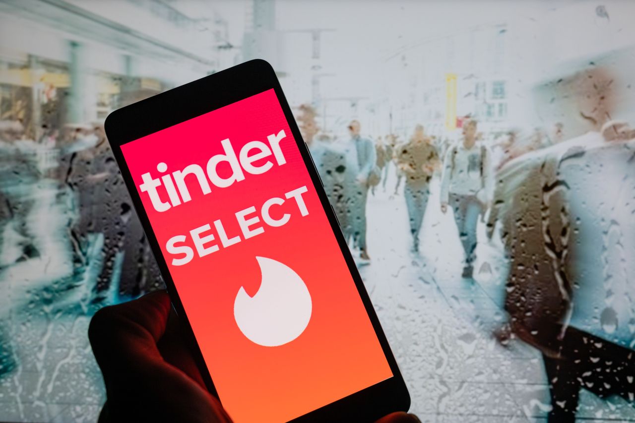 Tinder-like apps are made to make us use it compulsively, lawsuit claims