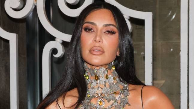 Kim Kardashian odsłania wdzięki w czarnym bikini