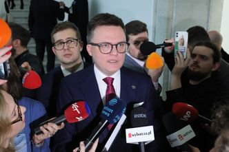 Szarpanina pod Sejmem. Hołownia: będą konsekwencje finansowe