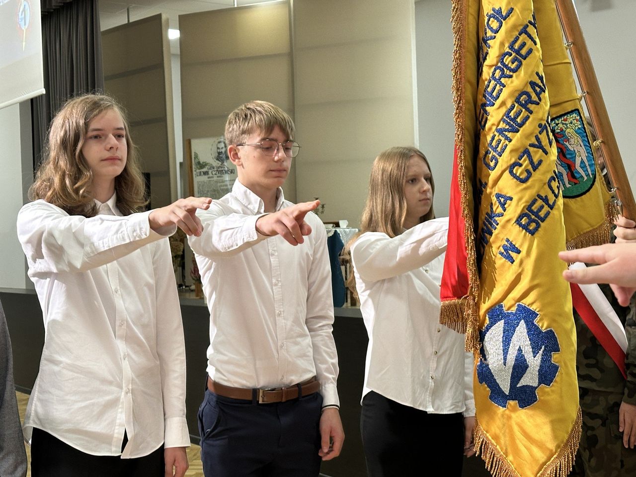 Bełchatów: Ślubowanie klas pierwszych i dzień patrona w ZSP nr 1