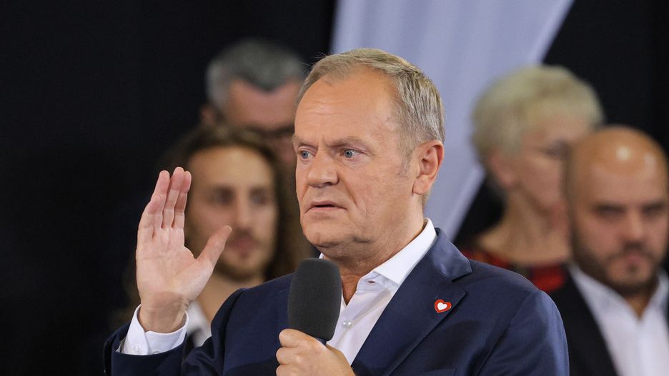 Warszawa, 12.10.2024. Premier Donald Tusk (C) przemawia podczas konwencji Koalicji Obywatelskiej w Hali Sportowej OSIR w Warszawie, 12 bm. Podczas połączonego z Radą Krajową PO wydarzenia premier Donald Tusk ma ogłosić wieloletnią strategię migracyjną Polski. (jm) PAP/Paweł Supernak