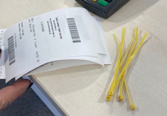 Żółte trytytki informują o przejściu kontroli covidowej