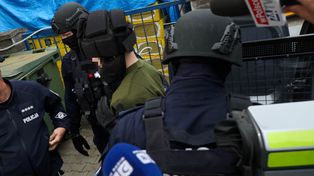 19-letni nożownik doprowadzony do prokuratury. Tak się zachowywał