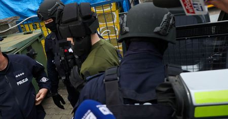 19-letni nożownik doprowadzony do prokuratury. Tak się zachowywał