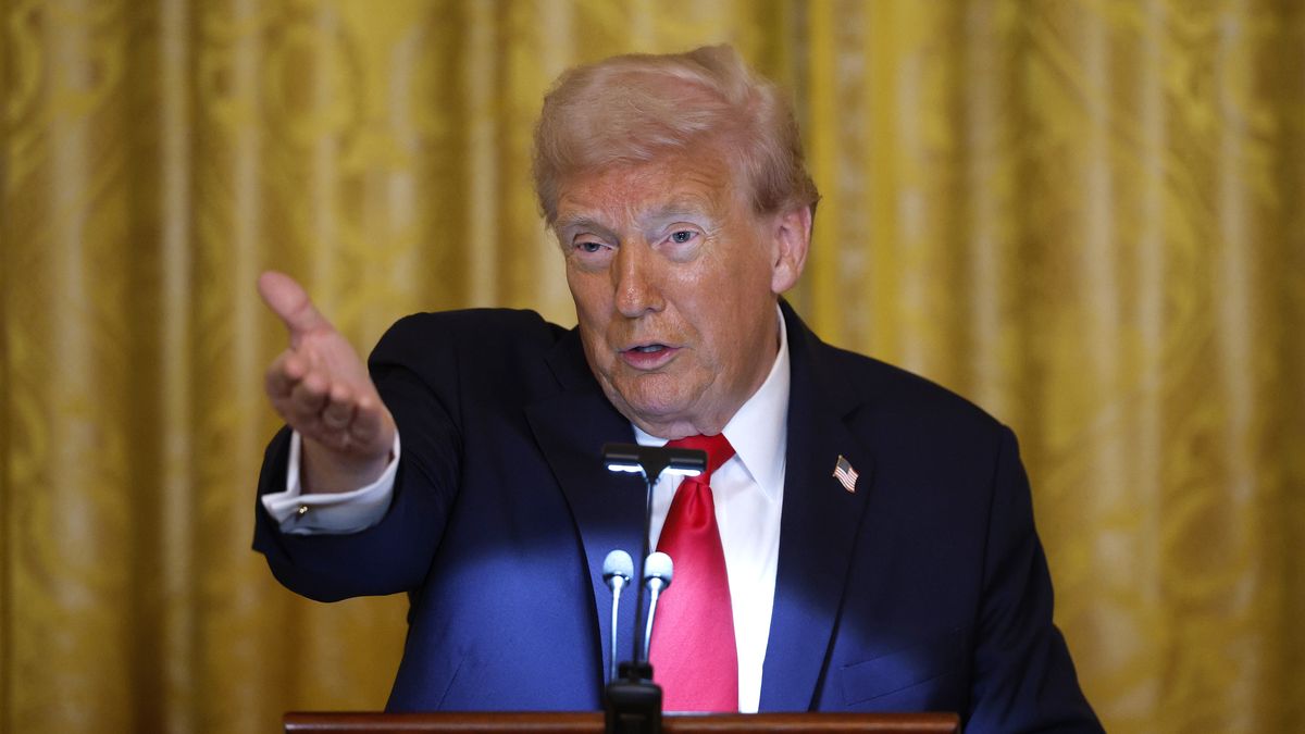 WASHINGTON, DC - OCTOBER 15: U.S. President Donald Trump delivers remarks during a ballroom fundraising dinner in the East Room of the White House on October 15, 2025 in Washington, DC. Trump hosted organizations and individuals for a fundraising dinner for the new $250 million ballroom addition currently under construction at the White House. (Photo by Kevin Dietsch/Getty Images)