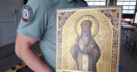 Próbował przemycić zabytkowe ikony pod siedzeniem. Wpadł na granicy